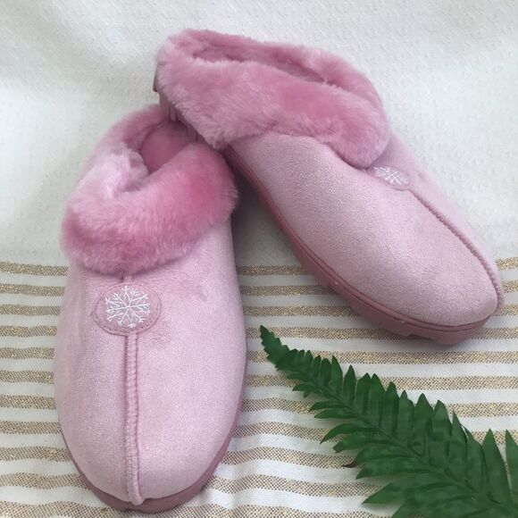 NEW Faux Fur Fuzzy Pink Slippers - Picture 1 of 10